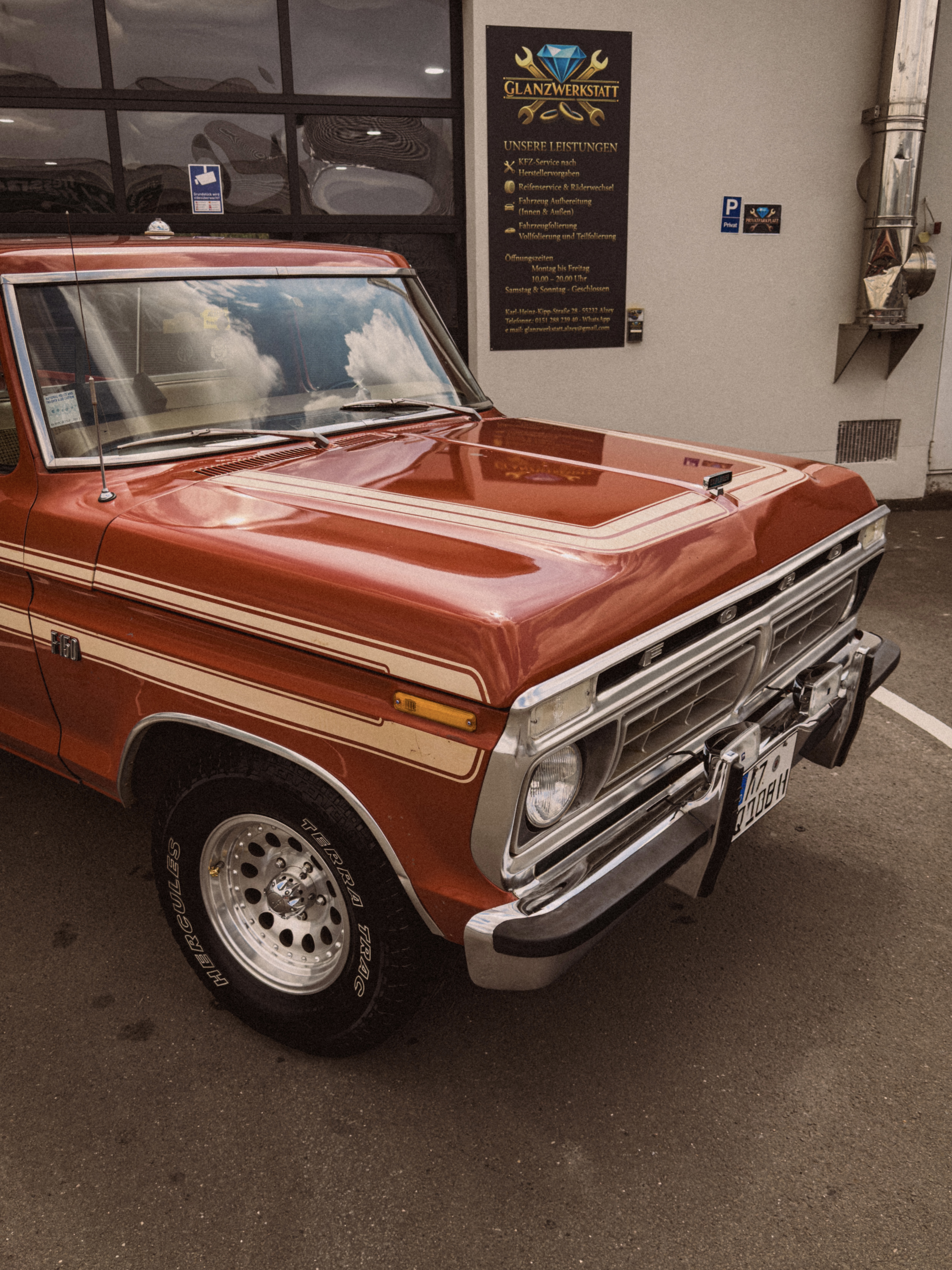 Ford F-150 vor der GlanzWerkstatt