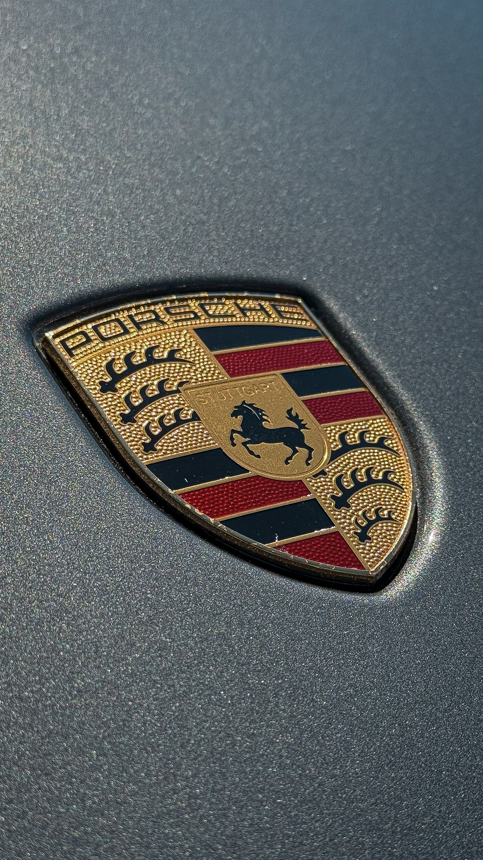 Porsche Wappen auf dem Lack